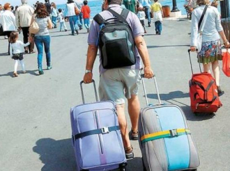 Με τάμπλετ και…μαγιό συνεχίζεται η μάχη κατά της φοροδιαφυγής: «Καταδρομικές» αποστολές ελεγκτών στα νησιά