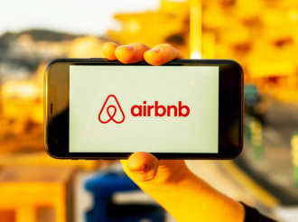 AirBnB: Βαριά πρόστιμα και έξωση από τις πλατφόρμες για όσους δεν «συμμορφώνονται» 