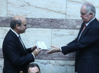 Προϋπολογισμός: Ανάπτυξη 2,4% και πρωτογενές πλεόνασμα 1,1% – Καλύτερoι μισθοί το 2024