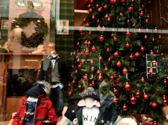 Το εορταστικό ωράριο λειτουργίας των καταστημάτων