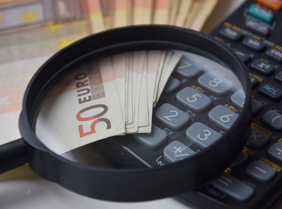 ΑΑΔΕ: Χαμηλά εισοδήματα στη δήλωση, εξαψήφιοι αριθμοί στην τράπεζα