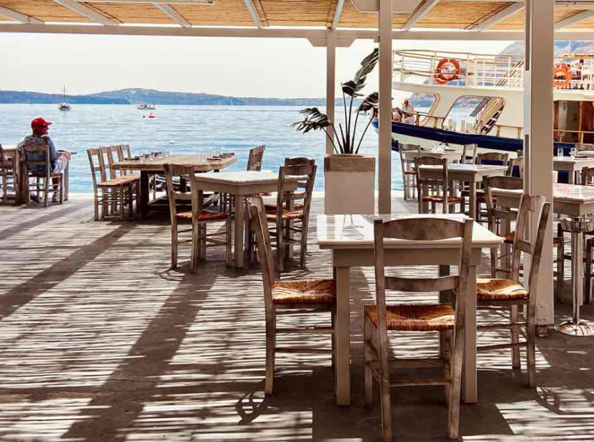Οι τουρίστες μαγειρεύουν σπίτι. Το ράφι «τρώει» την εστίαση
