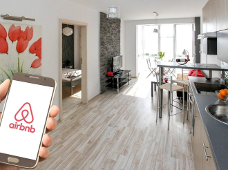 Στο… ρετιρέ η πληρότητα της Αθήνας σε Airbnb, στο… ισόγειο οι εισπράξεις