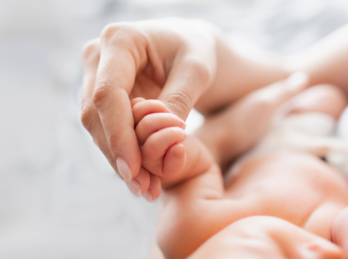 Επίδομα μητρότητας 2026: Οδηγός με ερωτήσεις και απαντήσεις για τις νέες πληρωμές, τα ποσά και τις κατασχέσεις