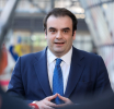 Επιστροφή ενοικίου, ρύθμιση χρεών σε 72 δόσεις και νέα μισθολόγια: Σε διαβούλευση το νομοσχέδιο Πιερρακάκη για τον παράνομο τζόγο