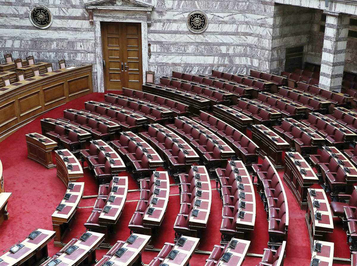 Στη Βουλή το πολυνομοσχέδιο ΥΠΕΘΟ: 150 ευρώ ανά παιδί, 72 δόσεις και «ξεκλείδωμα» λογαριασμών