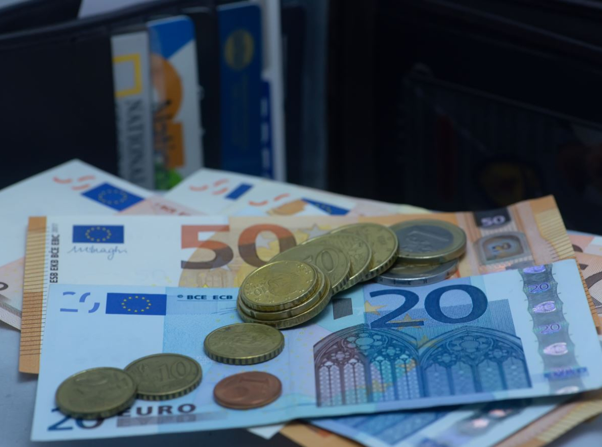Αυτά είναι τα δύο μέτωπα στην οικονομία: Τι εξετάζεται για φόρους και για τα νέα κύματα της ακρίβειας